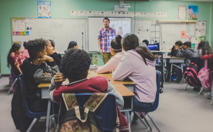 Docent legt concept uit aan studenten