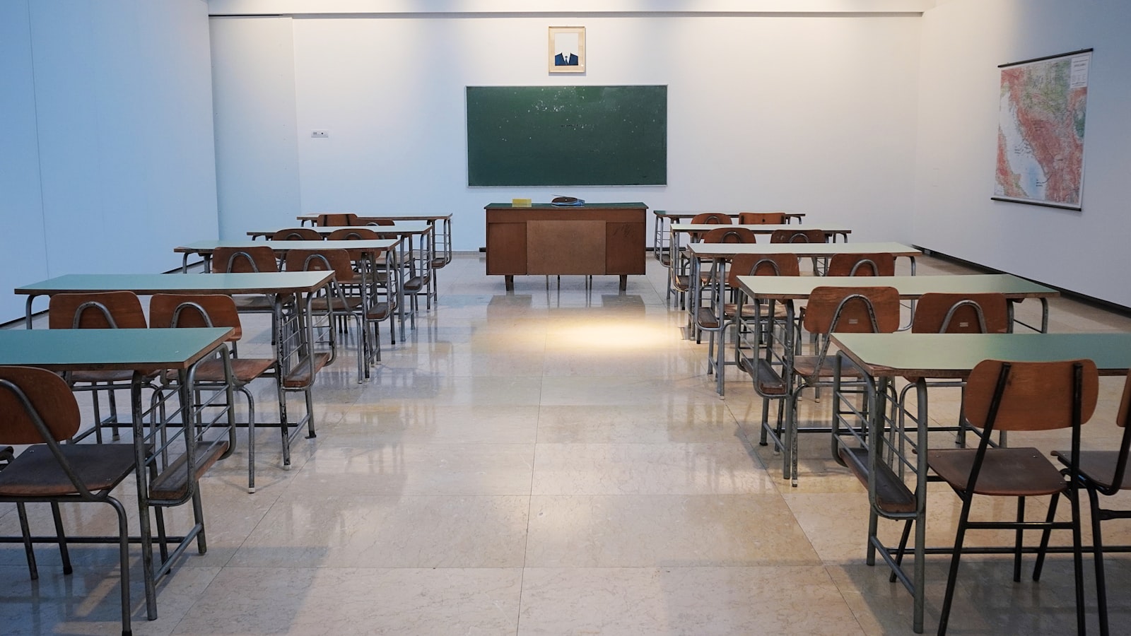 Leraar begeleidt een student
